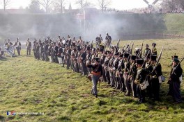 La bataille de Bourtange aux Pays-Bas Des soldats Napoléoniens occupent la forteresse dorment dans leurs camps et montrent aux visiteurs à quoi ressemblait la vie du soldat vers 1800
