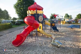 Aire de jeux avec équipements ludiques et trampolines