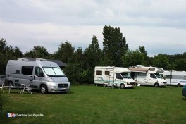 Au mini camping De Hoefstal dans la région du Brabant Néerlandais on a accès à des emplacements assez spacieux pour une caravane camping-car ou tente