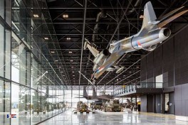 Dans l\\\'Arsenal vous trouverez entre autres des chars des véhicules blindés des avions et des hélicoptères Musée Militaire National des Pays-Bas