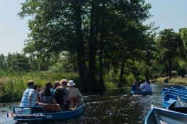 Giethoorn est connu dans le monde entier pour ses beaux itinéraires sur les canaux qui longent les réserves naturelles comme De Wieden et Weerribben